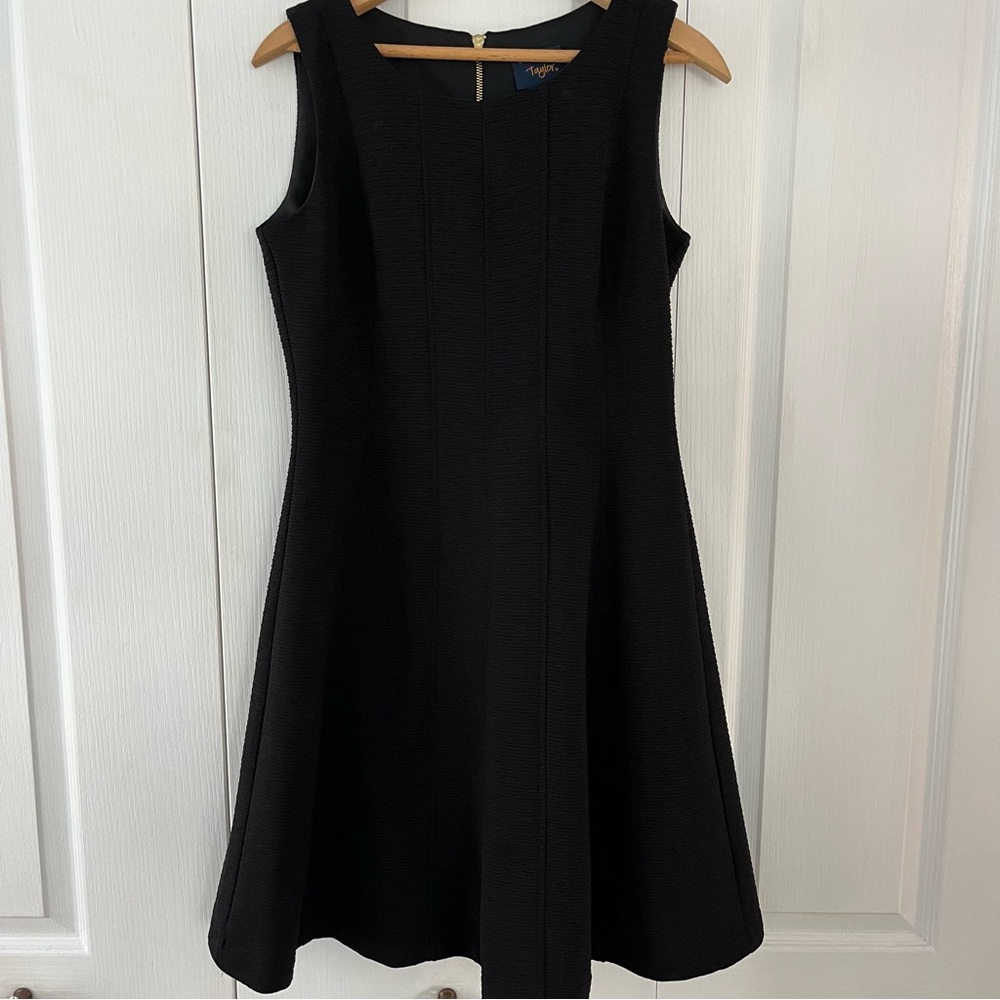 Just Taylor Women's Size 6 black Sleeveless Fit And Flare Dress Back Zip.